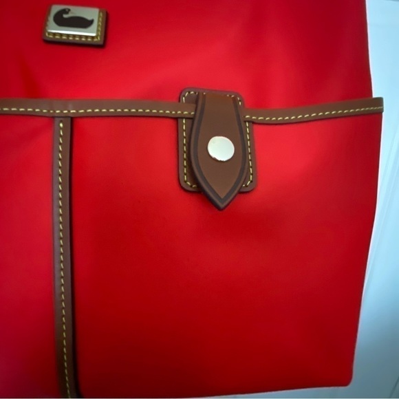 BNWT Red Dooney and Bourke Canvas Sac With Leather Shoulder Strap and Trim - Picture 5 of 11